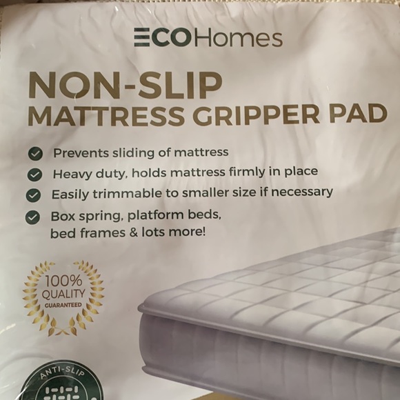 { NON-SLIP MATTRESS GRIPPER PAD } - Picture 2 of 3